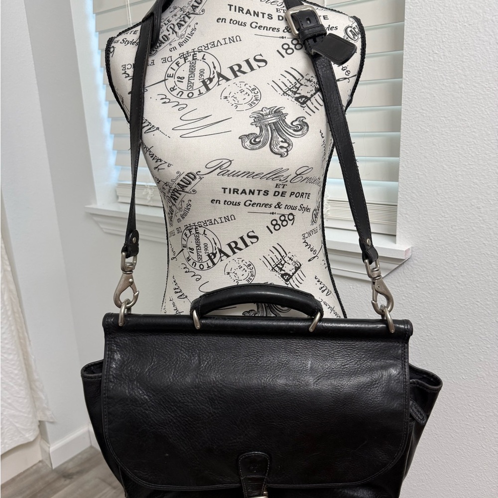 LEATHER VINTAGE Timberland Black Leather Crossbody perfect for the office.